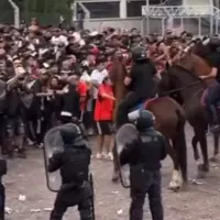 Con gas pimienta y golpes con escudos: Así actuó la policía contra hinchas de Colo-Colo en Argentina