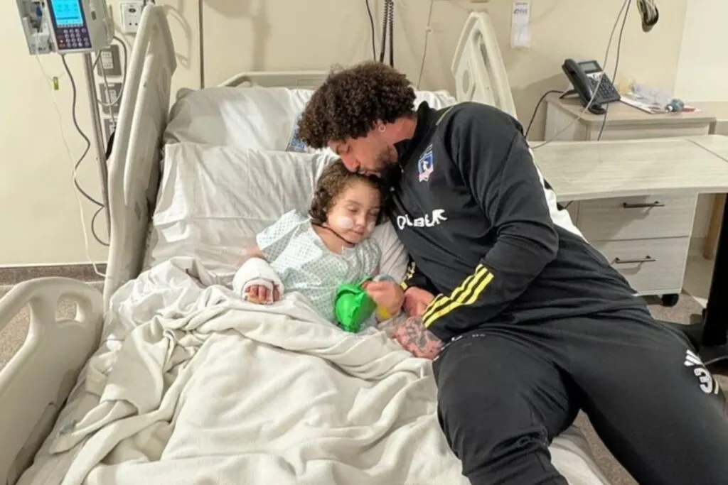 Maximiliano Falcón junto a Domingo Falcón durante su hospitalización.