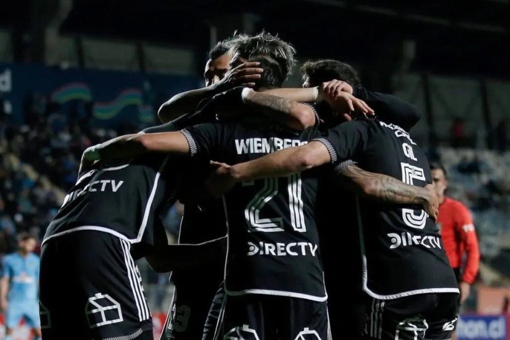 Plantel de Colo-Colo celebrando un gol.