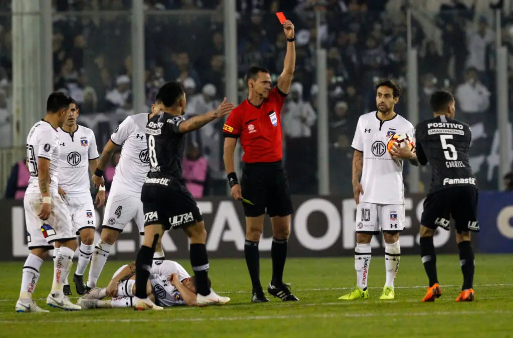 El juez Wilmar Roldán en el duelo entre Colo-Colo y Corinthians por octavos de final de la Copa Libertadores 2018.