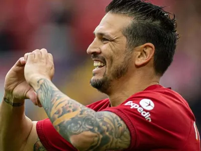 [VIDEO] ¿Y en Colo-Colo? Mark González volvió a anotar en el duelo de leyendas entre Liverpool y Manchester United