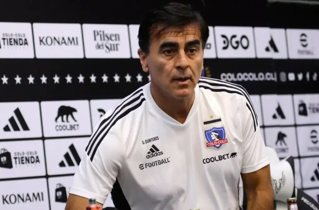 Gustavo Quinteros con camiseta de Colo-Colo durante una conferencia de prensa.