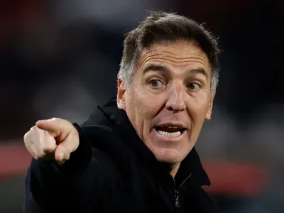 Eduardo Berizzo fuera: Los dos galácticos candidatos que proponen para el banco de la Selección Chilena