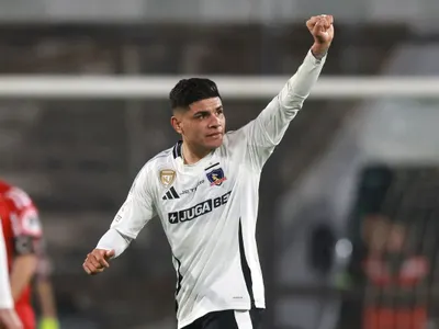 [VIDEO] Vuelve la ilusión en Colo-Colo: El golazo de Claudio Aquino que anotó frente a Ñublense