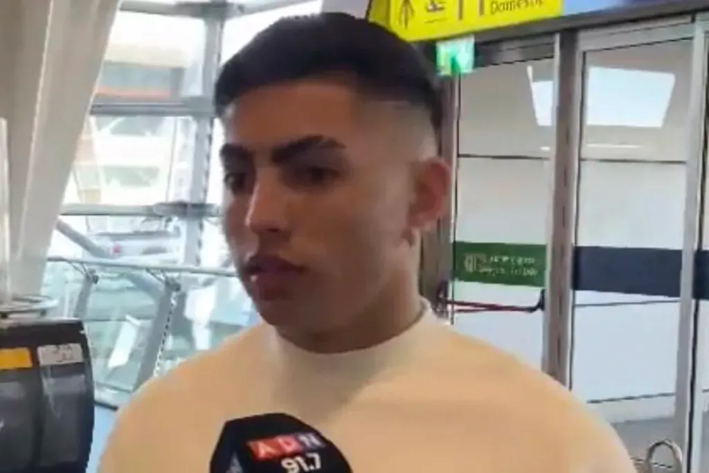 Jordhy Thompson siendo entrevistado en el Aeropuerto Internacional de Santiago.