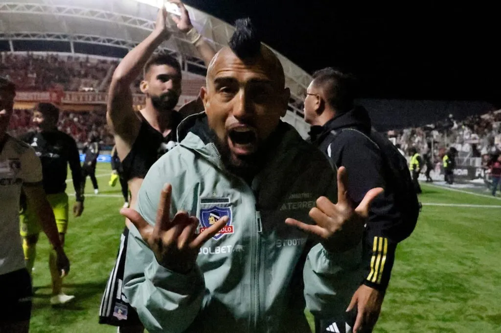 Primer plano a Arturo Vidal celebrando el triunfo de Colo--Colo sobre Unión la Calera.