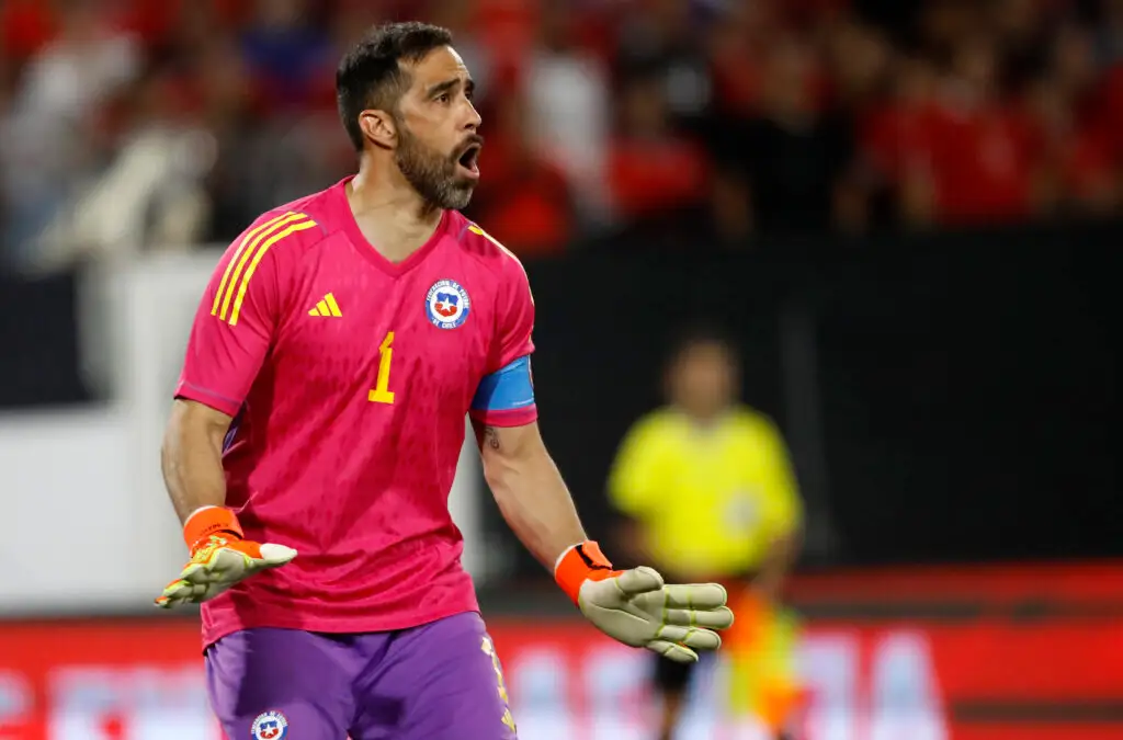 Futbol, Chile vs Paraguay.
Partido amistoso 2023.
El arquero de Chile Claudio Bravo se forma antes del partido amistoso contra Paraguay disputado en el estadio Monumental de Santiago, Chile.
27/03/2023
Andres Pina/Photosport

Football, Chile vs Paraguay.
2023 friendly match.
Chile’s goalkeeper Claudio Bravo lines up prior to the friendly match against Paraguay at the Monumental stadium in Santiago, Chile.
27/03/2023
Andres Pina/Photosport