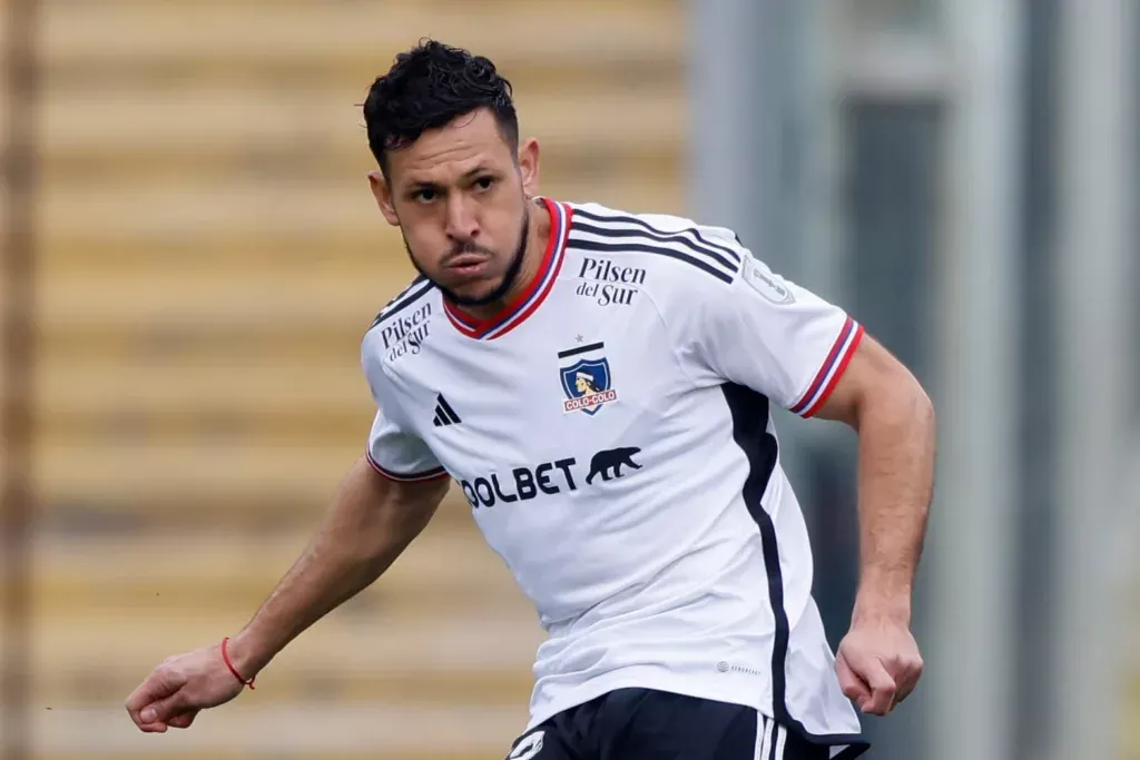 Primer plano a Ramiro González con camiseta de Colo-Colo