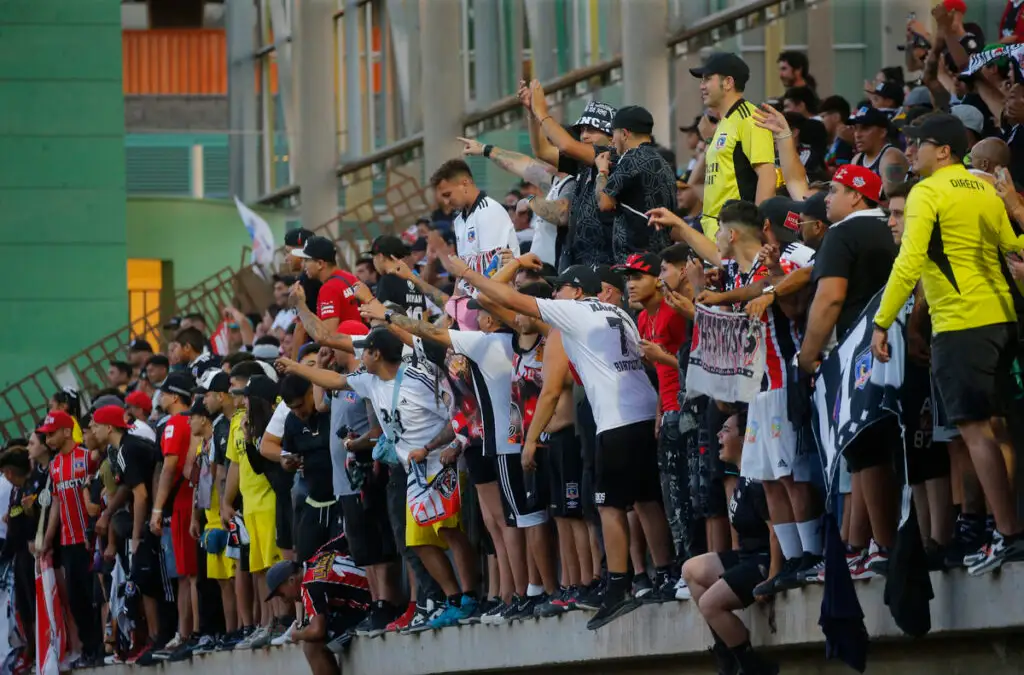 Esta imagen de los hinchas albos en el Estadio Luis Valenzuela podría no repetirse para la última fecha. Marcelo Hernandez/Photosport.