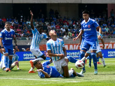 [VIDEO]: El desafortunado momento que vivió Felipe Flores en el partido frente a la Universidad de Chile