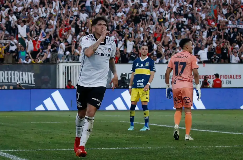 Futbol, Colo Colo vs Everton.Fecha 6, campeonato Nacional 2024.El jugador de Colo Colo Carlos Palacios celebra su gol contra Everton durante el partido de primera division disputado en el estadio Monumental de Santiago, Chile.30/03/2024Dragomir Yankovic/PhotosportFootball, Colo Colo vs Everton.6nd turn, 2024 National Championship.Colo ColoÕs player Carlos Palacios celebrates after scoring against Everton during the first division match held at the Monumental stadium in Santiago, Chile.30/03/2024Dragomir Yankovic/Photosport