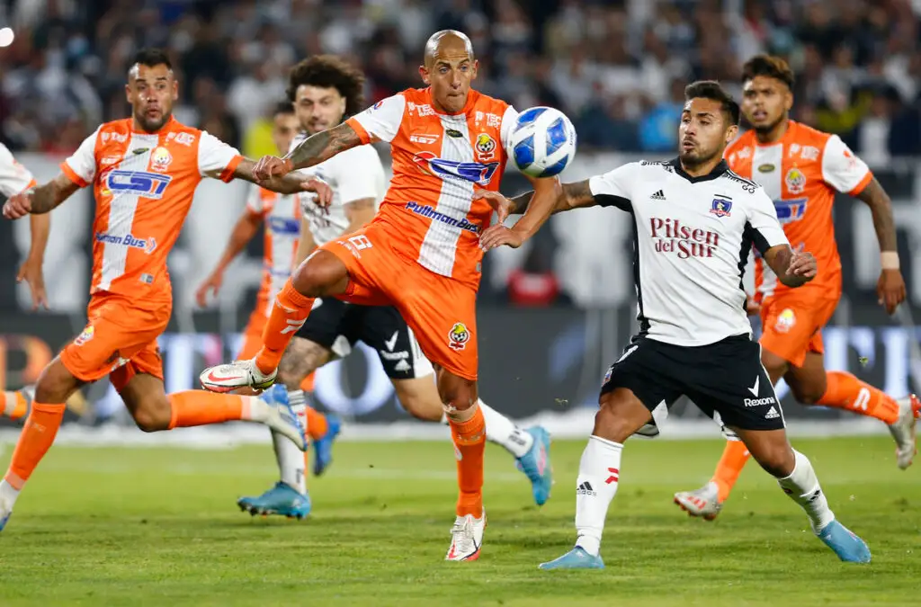 Alejandro Camargo enfrentando a Colo-Colo en el Estadio Monumental.
