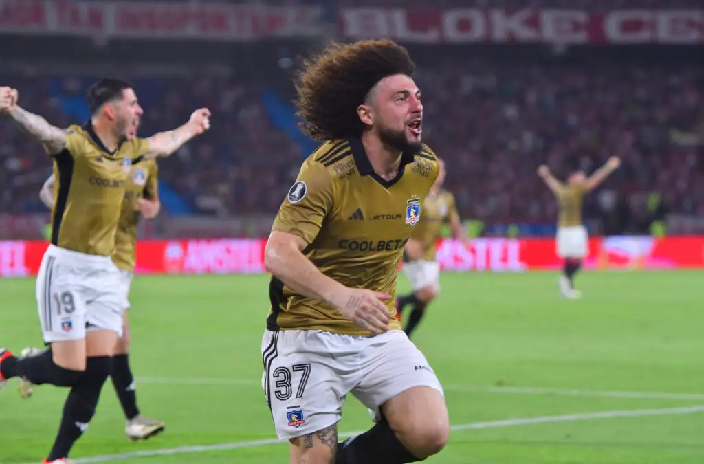 Colo-Colo iría por dos defensas en caso de que salga Maximiliano Falcón.