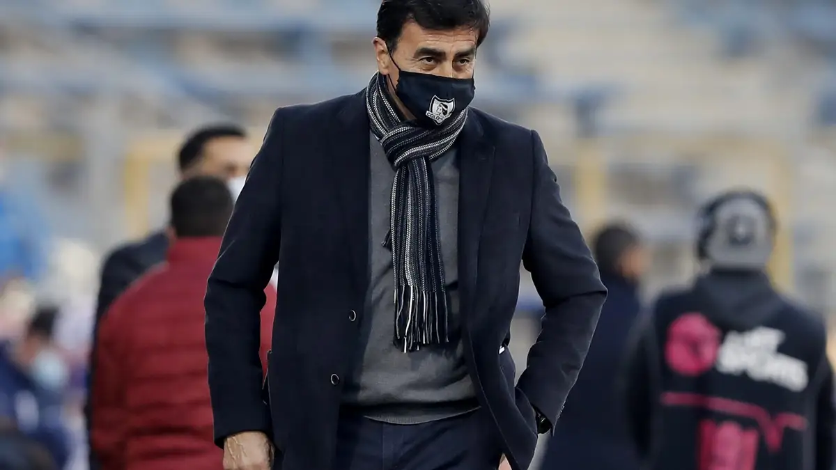 Futbol, Universidad Catolica vs Colo Colo Fecha 11, campeonato Nacional 2021. El entrenador de Colo Colo Gustavo Quinteros da instrucciones a sus jugadores durante el partido de primera division disputado en el estadio San Carlos de Apoquindo, en Santiago, Chile. 17/07/2021 Dragomir Yankovic/Photosport Football, Universidad Catolica vs Colo Colo Eleventh date, 2021 National Championship. Colo Colo«s manager Gustavo Quinteros instructs his players during the first division match held at the San Carlos de Apoquindo stadium in Santiago, Chile. 17/07/2021 Dragomir Yankovic/Photosport