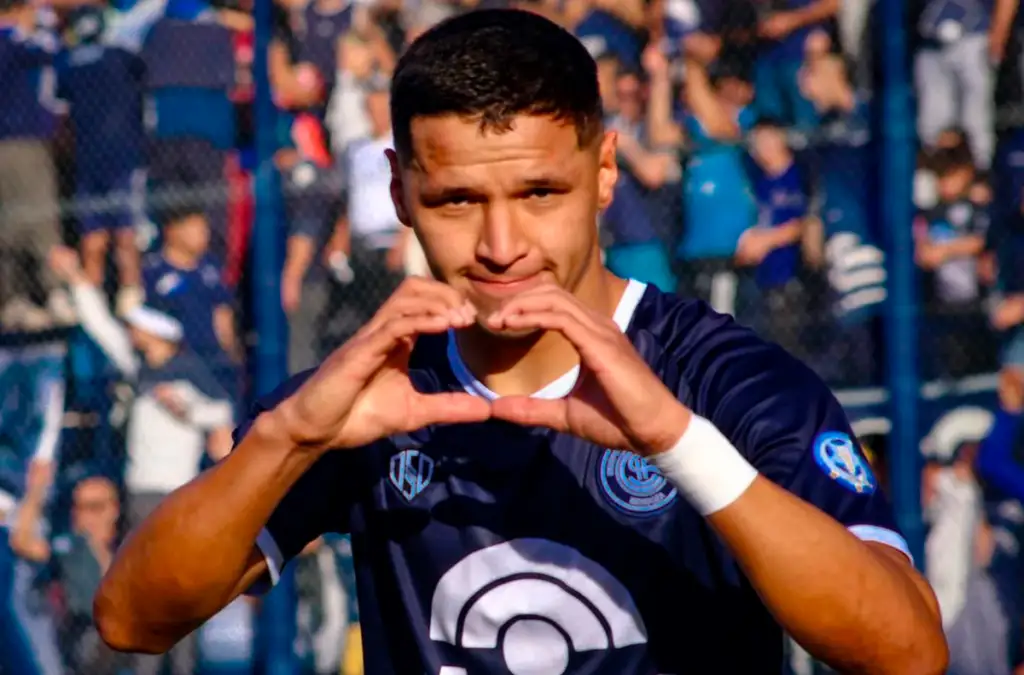 Alex Arce celebra un con Independiente Rivadavia durante la temporada 2023.