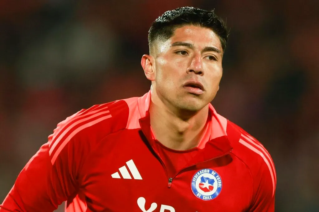 Primer plano de Brayan Cortés con indumentaria de la Selección Chilena.