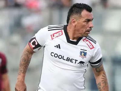 «Tiene que haber un respeto»: Esteban Paredes se alza por la ausencia de los capitanes de Colo-Colo