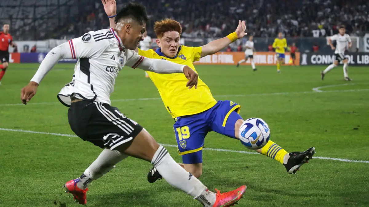 Futbol, Colo Colo vs Boca Juniors. Fase de grupos, Copa Libertadores 2023. El jugador de Colo Colo Damian Pizarro, izquierda, disputa el balon contra Valentín Barco de Boca Juniors durante el partido del grupo F de la Copa Libertadores realizado en el estadio Monumental de Santiago, Chile. 03/05/2023 Jonnathan Oyarzun/Photosport Football, Colo Colo vs Boca Juniors. 2023 Copa Libertadores Championship. Colo Colo’s player Damian Pizarro, left , vies the ball against Valentín Barco of Boca Juniors during the group F match of the Copa Libertadores Championship at the Monumental stadium in Santiago, Chile. 03/05/2023 Jonnathan Oyarzun/Photosport