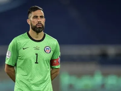 Fiel a su estilo: Claudio Bravo respondió a medio de comunicación que puso en duda su condición de cara a las eliminatorias