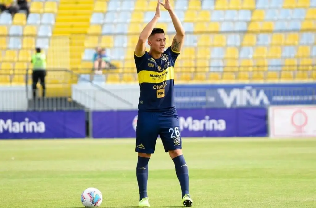 Sebastian Pereira con la camiseta de Everton de Viña del Mar.