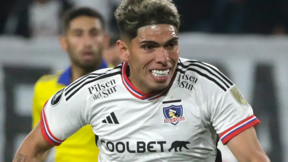 Carlos Palacios enfrentando a Boca Juniors con la camiseta de Colo-Colo.