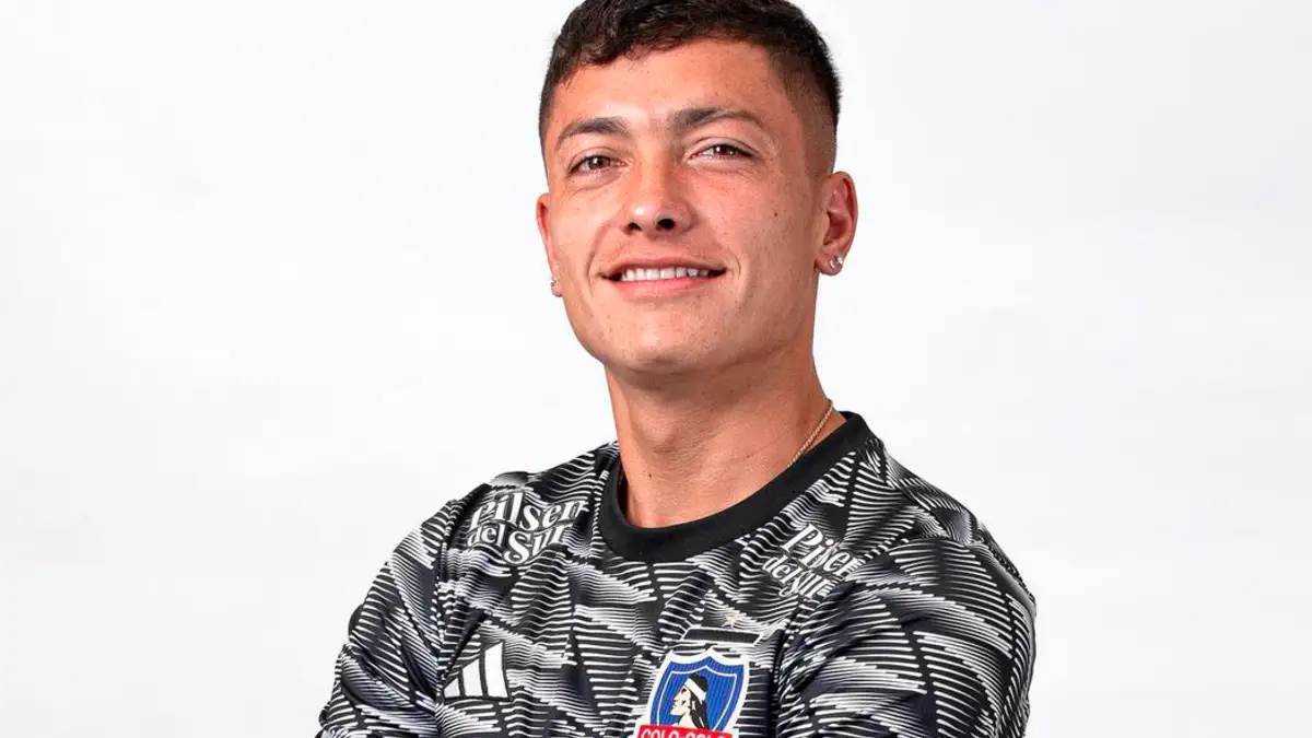 Cristián Zavala con la camiseta de Colo-Colo.