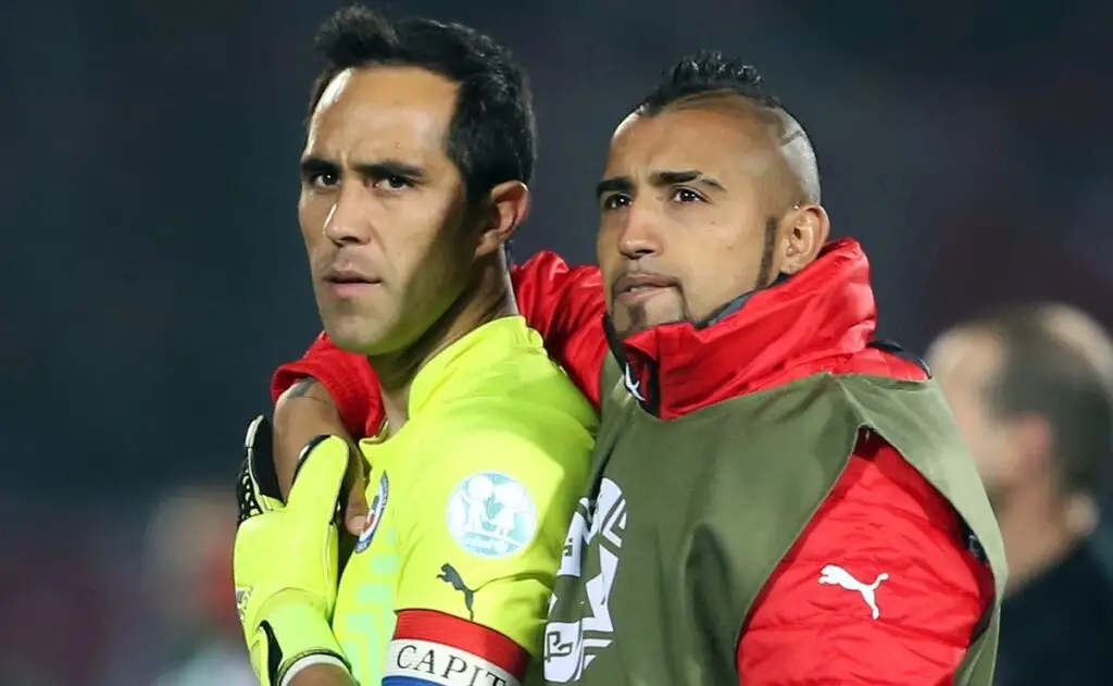Arturo Vidal y Claudio Bravo con la Selección Chilena.