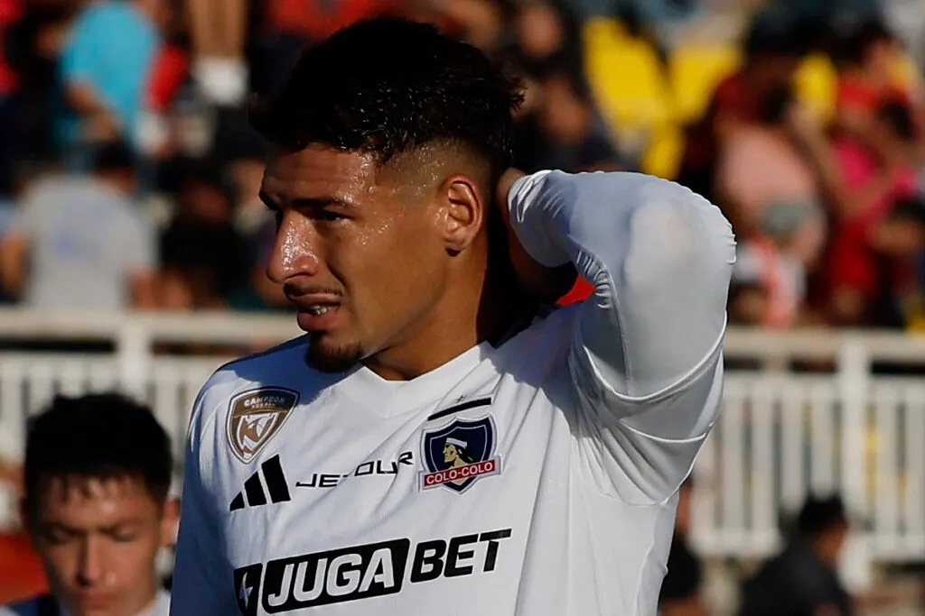 Primer plano de Alan Saldivia lamentándose vistiendo la camiseta de Colo-Colo.