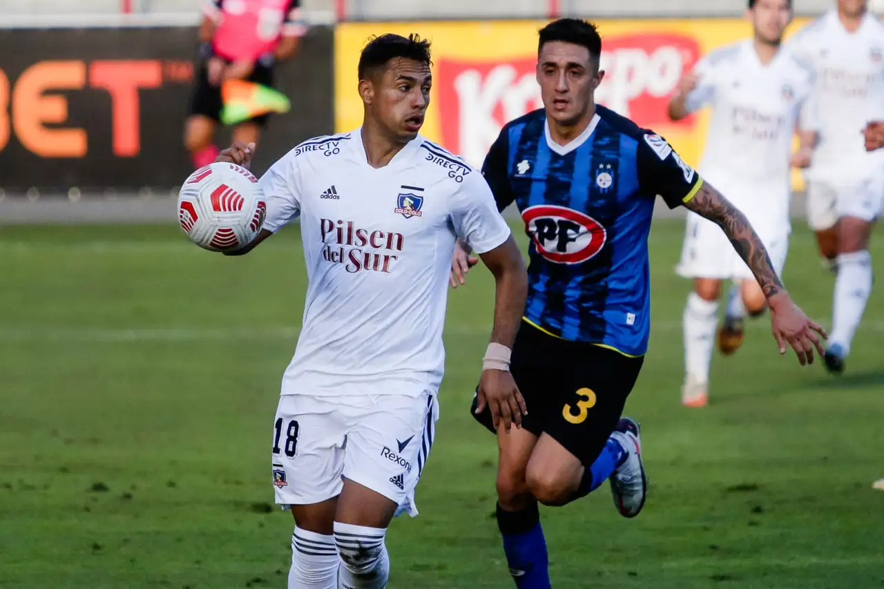 Futbol, Huachipato vs Colo Colo Fecha 8, campeonato Nacional 2021. El jugador de la Colo Colo Ivan Morales , izquierda, disputa el balon con Ignacio Tapia de Huachipato durante el partido de primera division realizado en el estadio Cap de Talcahuano, Chile. 23/05/2021 Pablo Hidalgo/Photosport Football, Huachipato vs Colo Colo Eighth date, 2021 National Championship. Colo Colo’s player Ivan Morales , left, battles for the ball against Ignacio Tapia of Huachipato during the first division match held at the Cap stadium in Talcahuano, Chile. 23/05/2021 Pablo Hidalgo/Photosport
