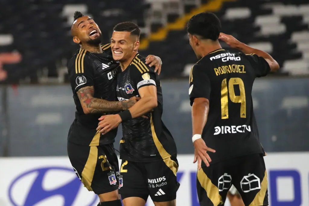 Lucas Cepeda celebrando un gol junto a sus compañeros de Colo-Colo.