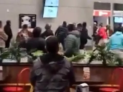 [VIDEO] El duro enfrentamiento que tuvieron los hinchas de Junior en el Aeropuerto de Santiago