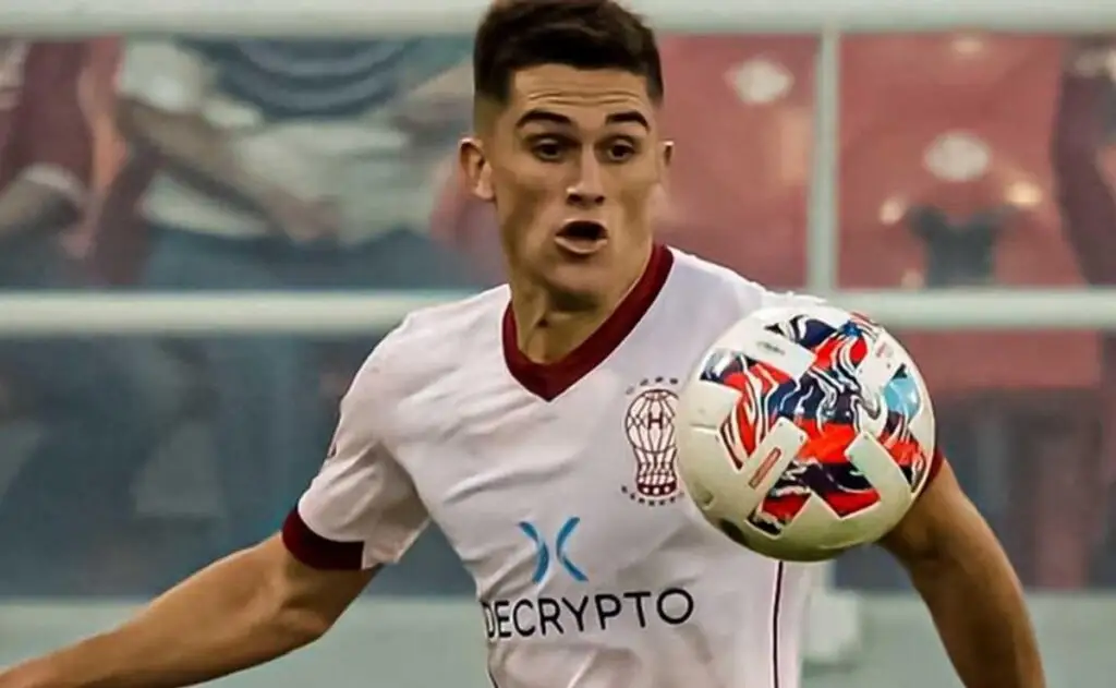 Guillermo Soto defendiendo los colores de Huracán.