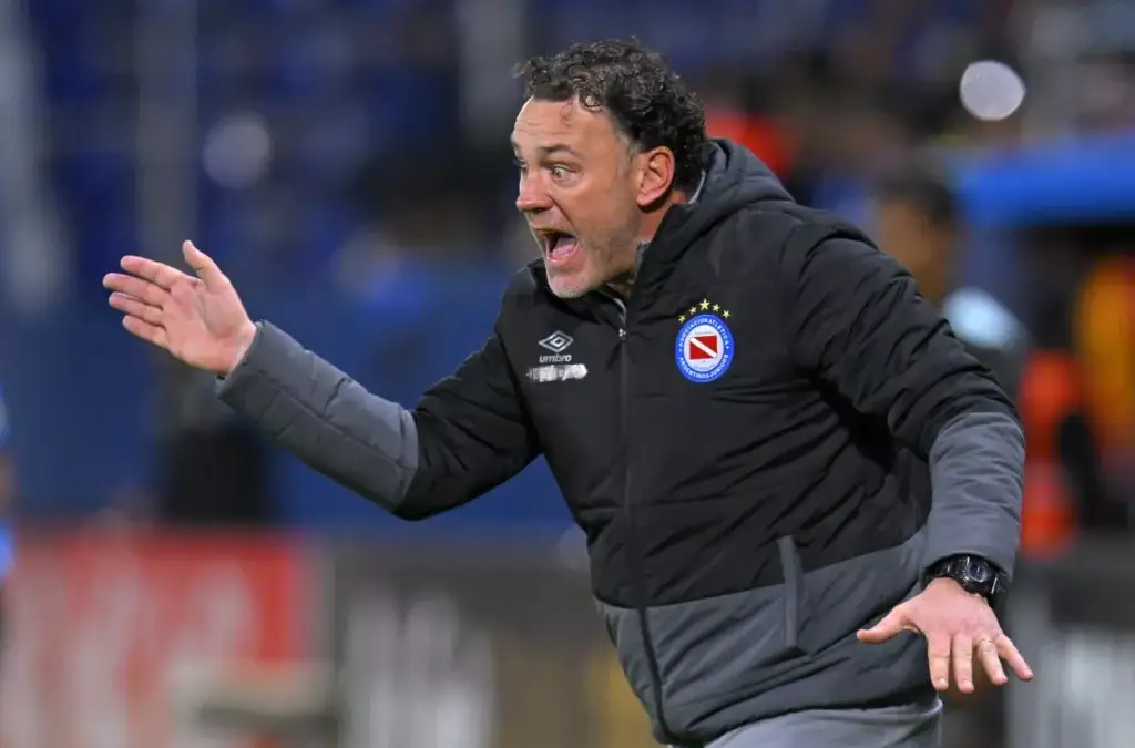 Gabriel Milito se aleja bastante de Colo-Colo.
