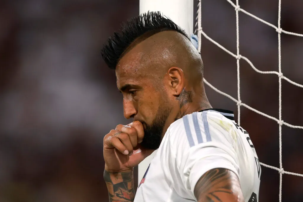 Aarturo Vidal con la mano en su mentón.