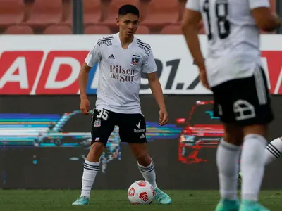 ¿Se va de Colo-Colo? Las dos opciones que maneja Joan Cruz en Europa para seguir su carrera