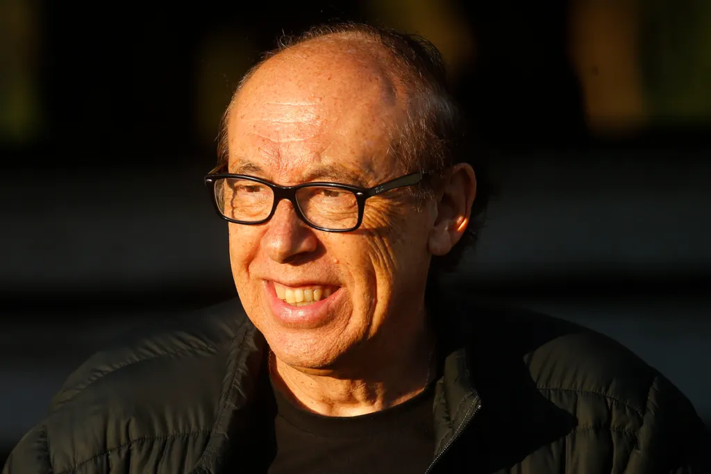 Alfredo Stöhwing, presidente de Blanco y Negro durante la temporada 2024, sonriendo y mirando hacia al horizonte,