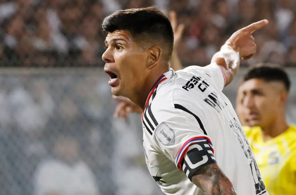 Colo Colo quiere extender el contrato de Esteban Pavez