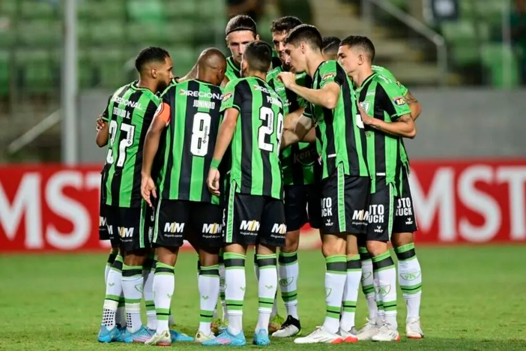 Jugadores del América Mineiro dentro de la cancha.