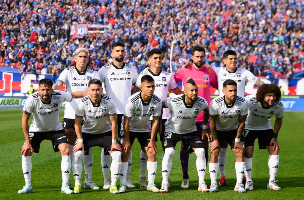Formación de Colo-Colo frente Universidad de Chile.