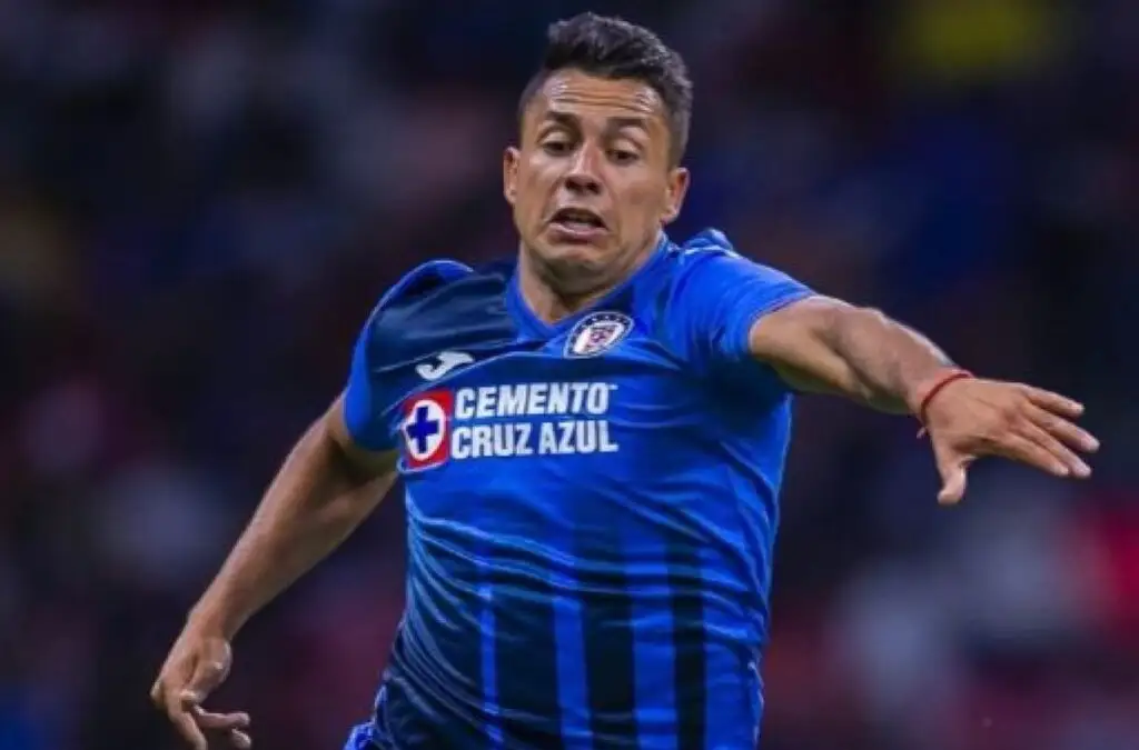 Iván Morales con la camiset de Cruz Azul.