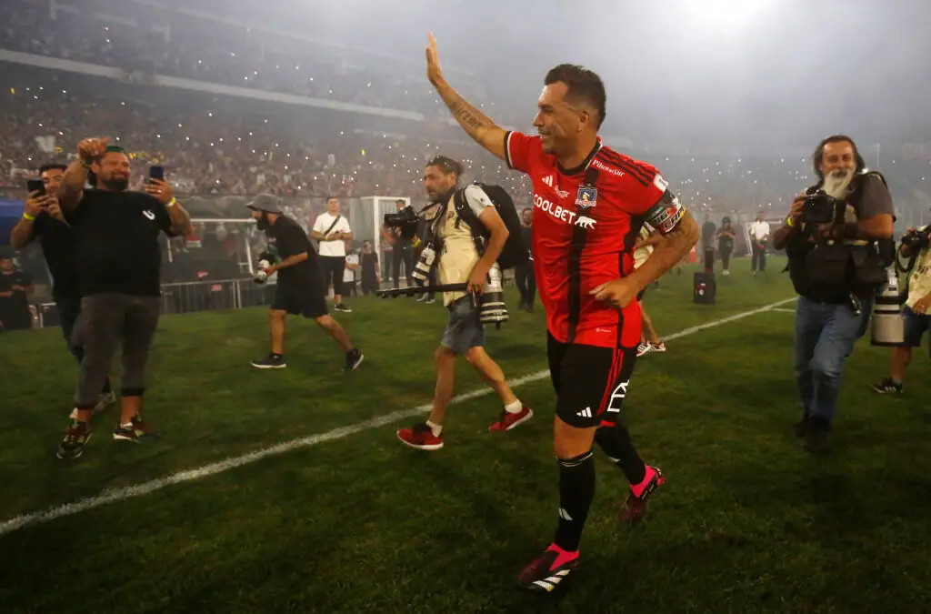Esteban Paredes se retiró del fútbol a estadio lleno.
