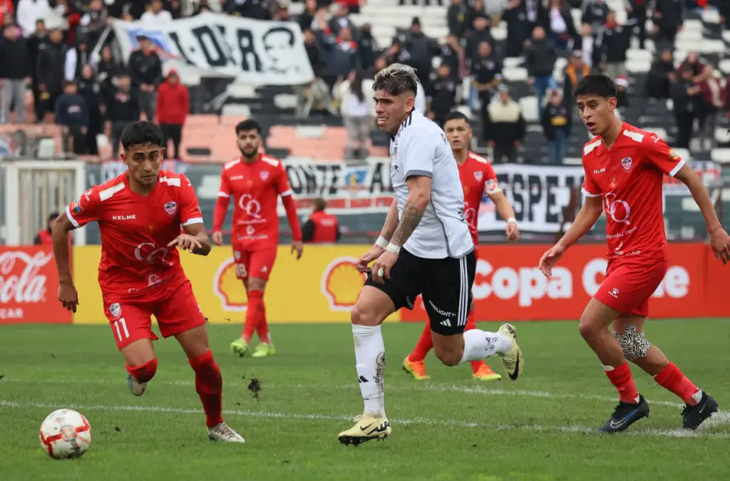 Jorge Almirón se niega a dejar partir a Carlos Palacios de Colo-Colo.