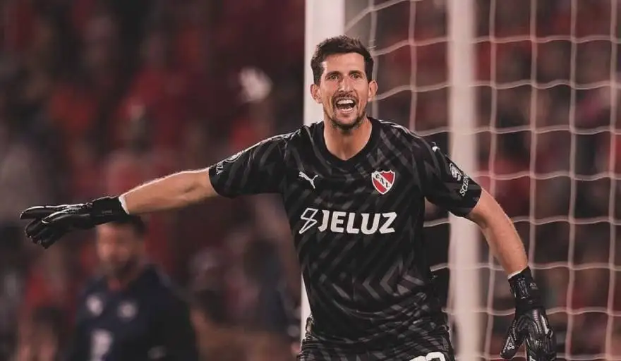Postulan a Rodrigo Rey como portero de Colo-Colo.