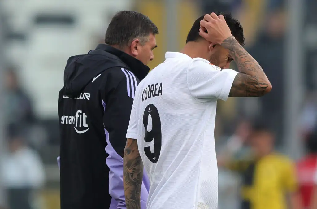 Javier Correa salió lesionado en el duelo de Colo-Colo vs Coquimbo Unido.