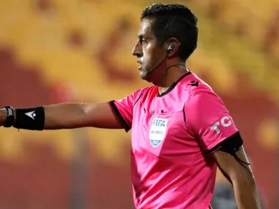 Con lujo de detalle: Las disculpas que ofreció Francisco Gilabert a Maximiliano Falcón por claro penal que no cobró a Colo-Colo en 2021