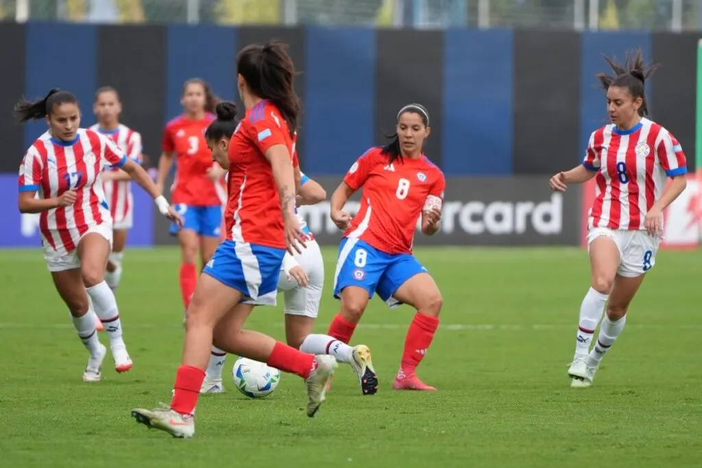 La Selección Chilena enfrentándose a la Selección Paraguaya en Copa América Femenina.