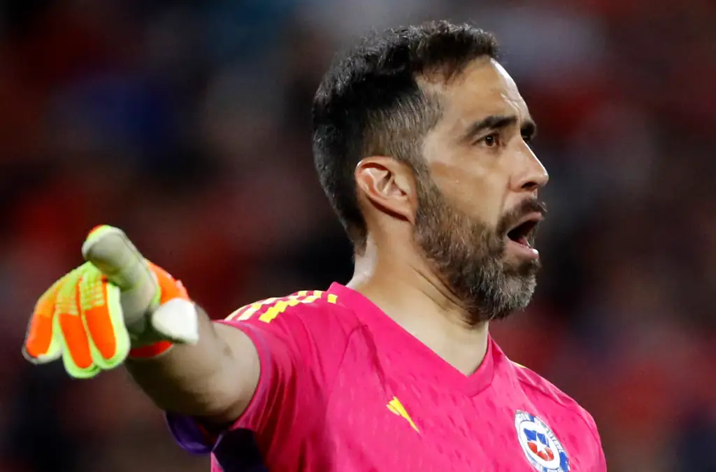 Claudio Bravo no seguirá en Real Betis tras finalizar su contrato a mediados del 2024.