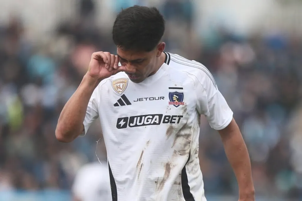Salomón Rodríguez retirándose del Estadio Jorge Silva tras ser expulsado ante O'Higgins.