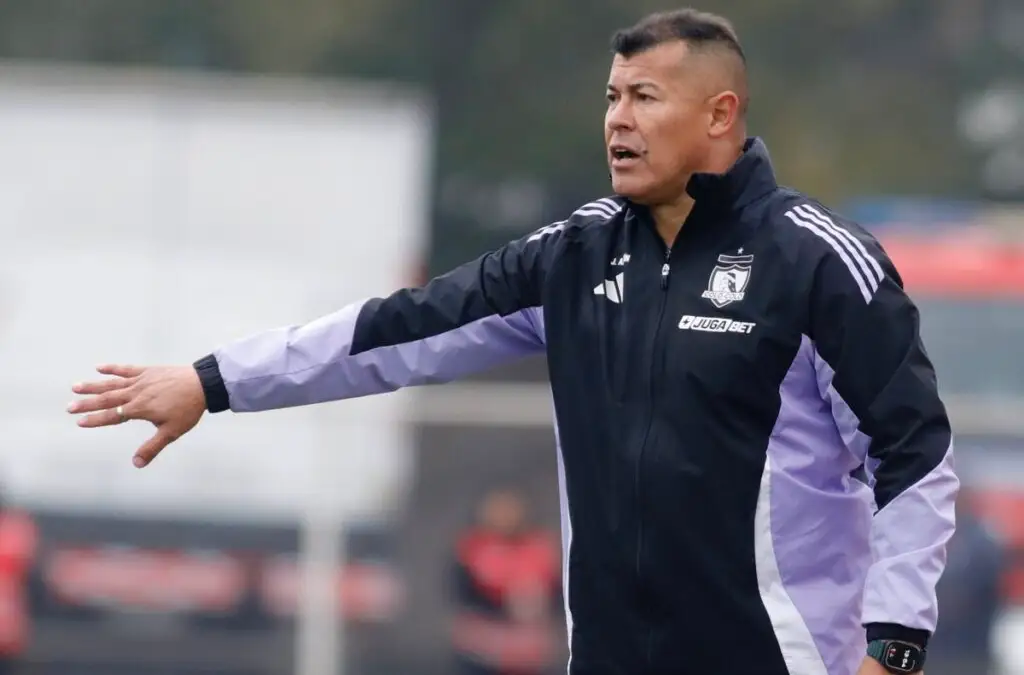 El DT albo prescindió de juveniles en el último partido por el torneo nacional. Foto: Jorge Loyola/Photosport.