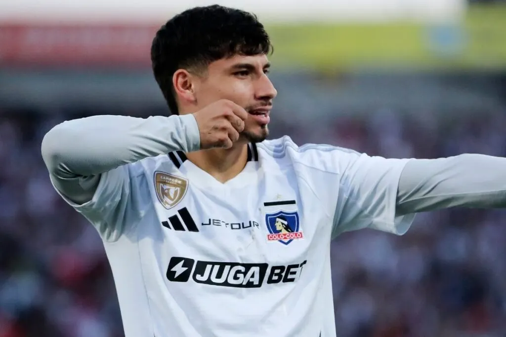 Alexander Oroz celebrando un gol con la camiseta de Colo-Colo.